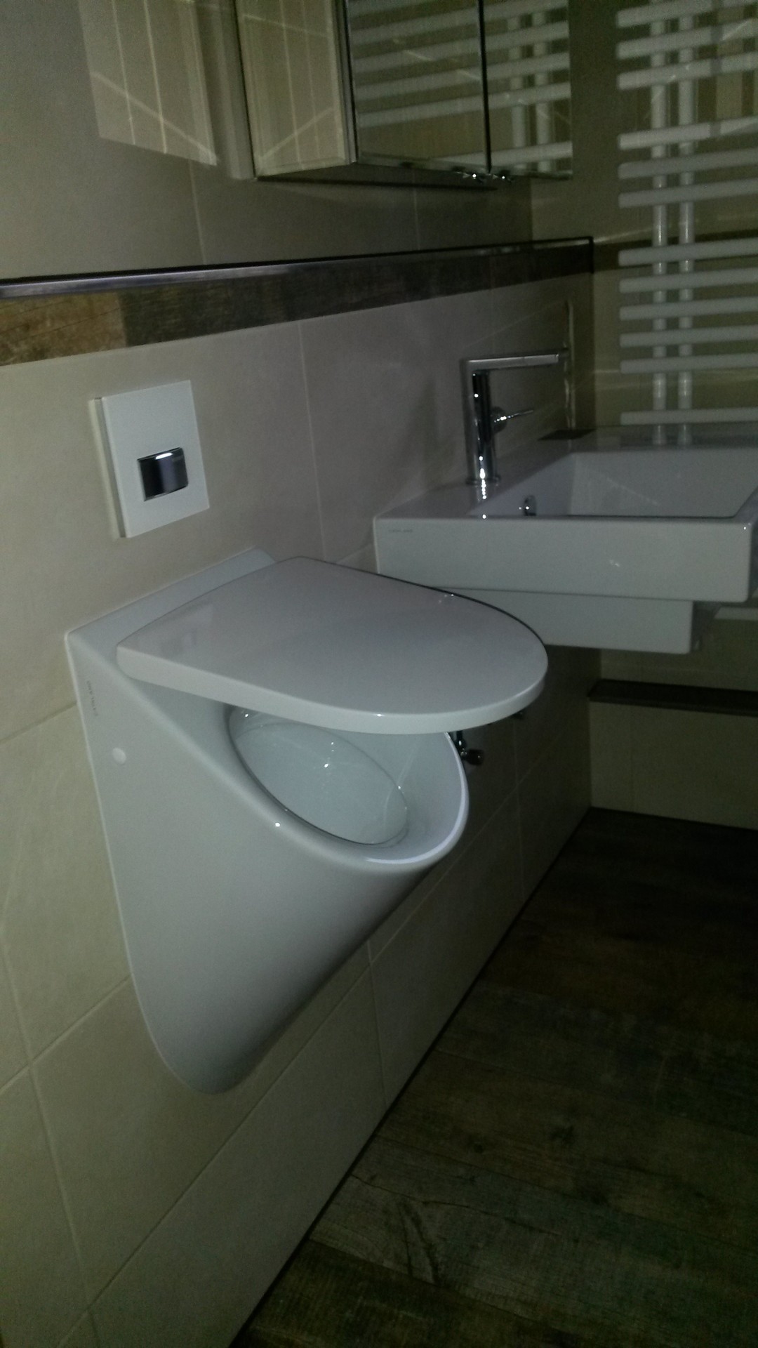 neu installierte Pissoure