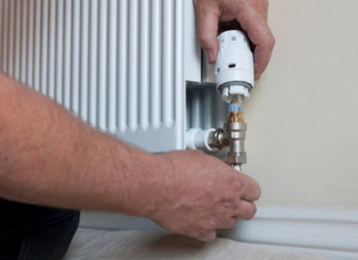 Klempner regelt Thermostat